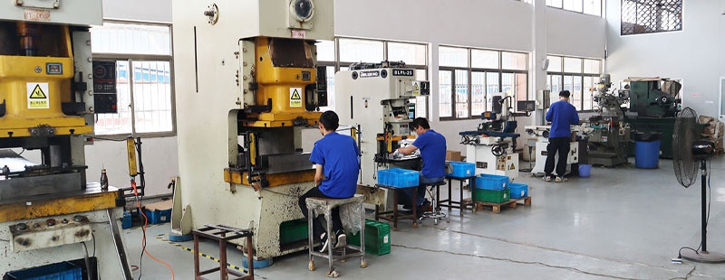 Will there be a deviation in the hole positioning of the automatic locking screw machine?